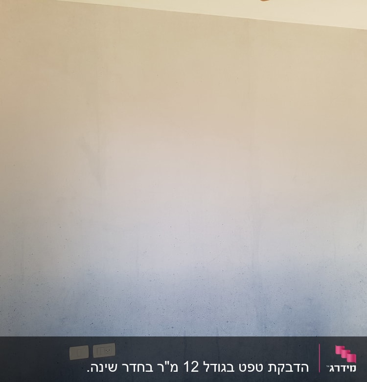 קיר עם טפט בגווני אפור וכחול דהוי